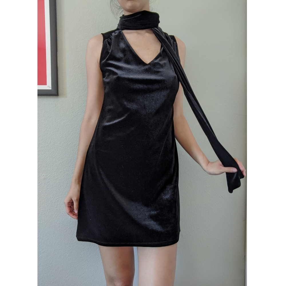 Petites Black velvet Laundry by Shelli Segal dress